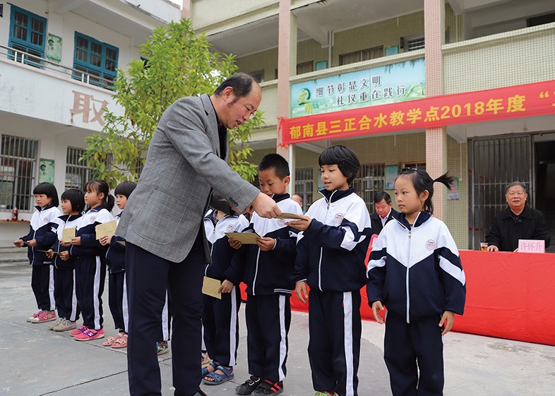 12月20日，集團(tuán)形象管理部總經(jīng)理李華代表我集團(tuán)向我集團(tuán)捐建學(xué)校的師生頒發(fā)了2018年度“三正獎(jiǎng)教助學(xué)金”，共計(jì)頒發(fā)30萬元。