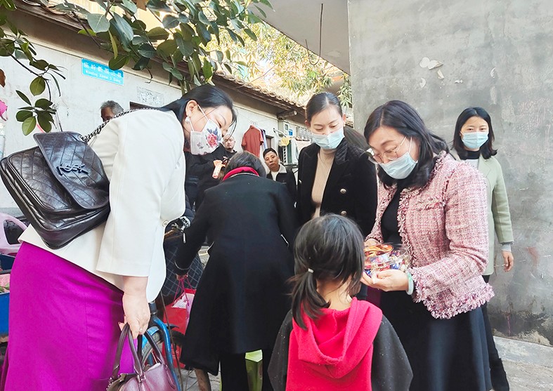 1月19日，東莞市婦聯(lián)及福利會(huì)組織開展了“玉蘭關(guān)愛、迎春送福——2022年春節(jié)慰問困難婦女兒童家庭”活動(dòng)，集團(tuán)培訓(xùn)中心主任劉淑芬代表我集團(tuán)參加了本次活動(dòng)，前往東莞市塘廈鎮(zhèn)、黃江鎮(zhèn)、樟木頭鎮(zhèn)，為17戶家