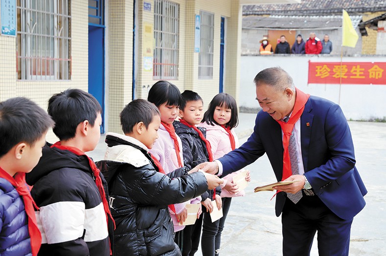 12月25日至26日，我集團(tuán)向捐建學(xué)校師生頒發(fā)“三正獎(jiǎng)教助學(xué)金”合計(jì)23.98萬元。并向三正合水小學(xué)捐贈(zèng)了價(jià)值7.5萬的多媒體教學(xué)設(shè)備，向揭陽鳳湖小學(xué)碧潭三正分校一名病重學(xué)生捐贈(zèng)1萬元助其度過難關(guān)。