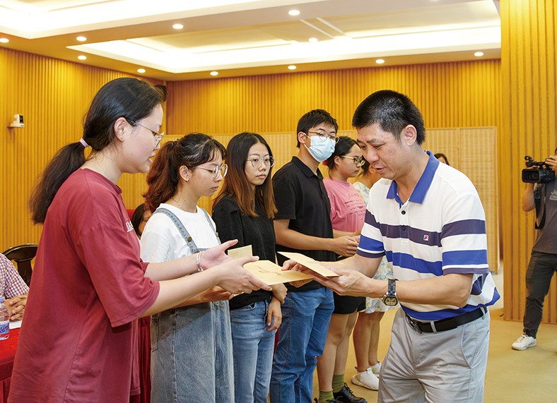 8月29日上午，“2023年廣東三正集團(tuán)捐資助學(xué)金發(fā)放儀式”在橋頭鎮(zhèn)第四小學(xué)舉行，為25名橋頭籍困難家庭在讀大學(xué)生發(fā)放助學(xué)金19.04萬元。