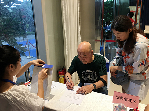 業(yè)主開啟幸福的大門.jpg 業(yè)主開啟幸福的大門.jpg