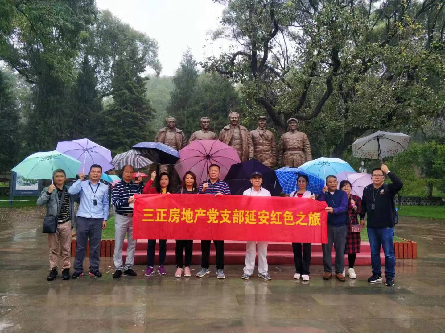 在棗園革命舊址五大書記銅像前合影留念。.jpg