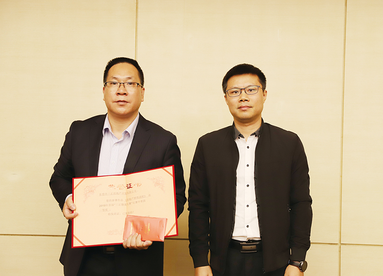 集團人力資源部副總經理張義暉給獲獎單位代表頒獎。.jpg